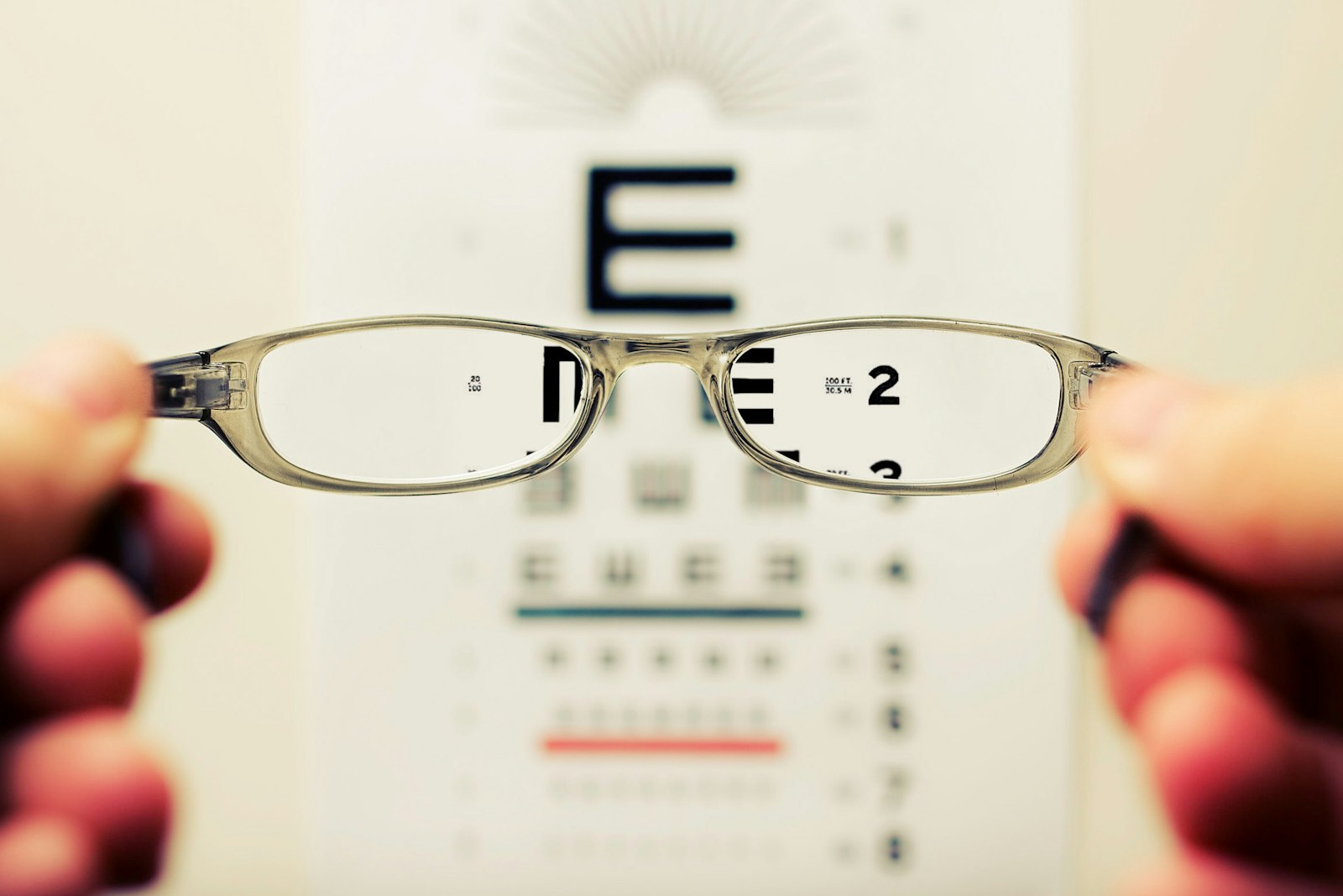 Cartilla de examen visual vista a través de las micas de unos lentes